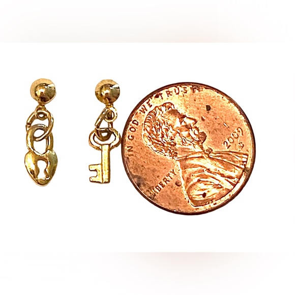 Vintage Lock & Key Gold Dainty Dangle Earrings - Picture 2 of 2